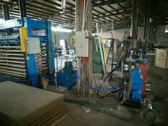 防盜門門板填充材料 防盜門聚氨酯填充噴涂機(jī)(圖1) 防盜門門板填充材料 防盜門聚氨酯填充噴涂機(jī)