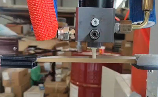 JX-H-P30S穿條機 穿紙條式鋁型材發(fā)泡設(shè)備案例